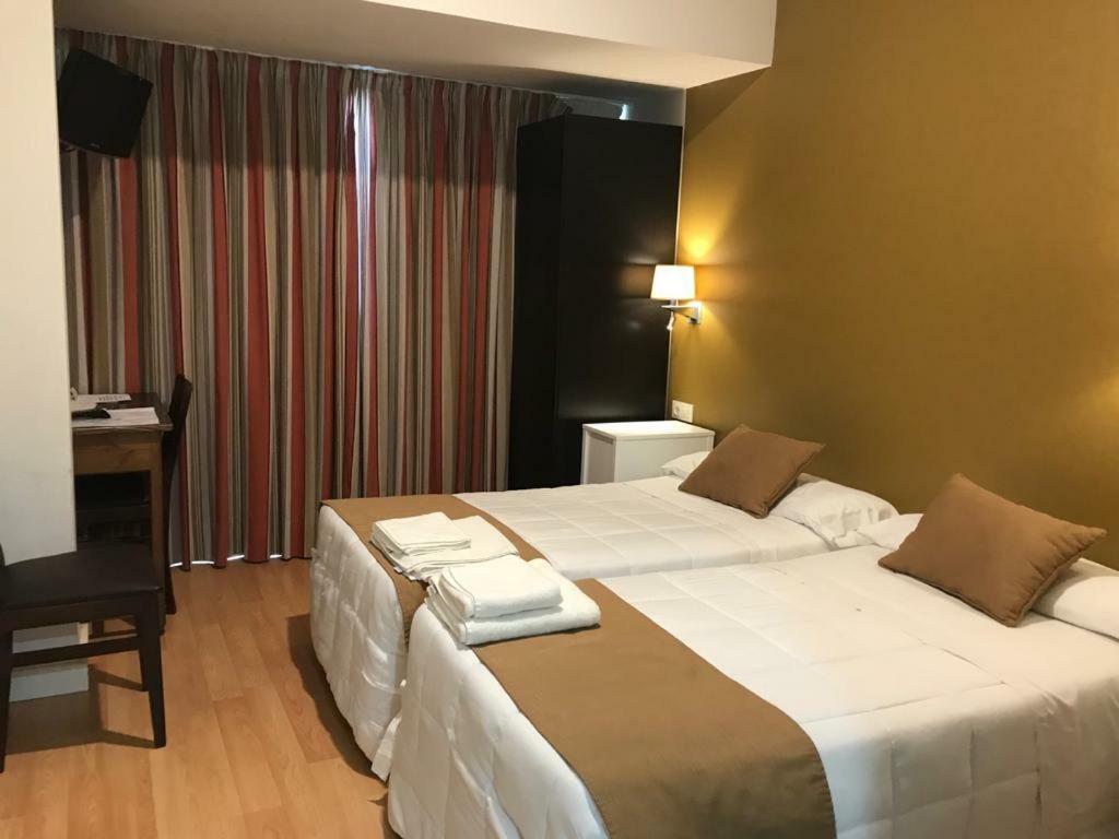 Hotel Moya Navalmoral De La Mata Exteriör bild